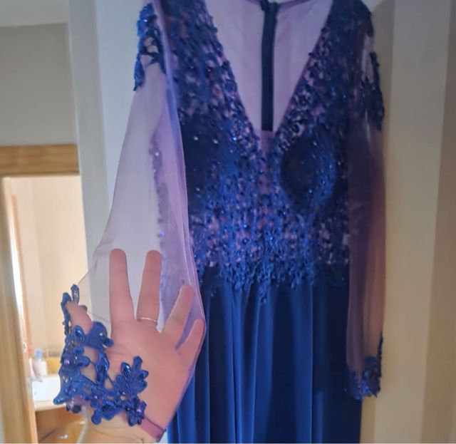 Vestido largo azul con detalles morados