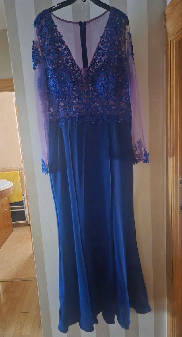 Vestido largo azul con detalles morados