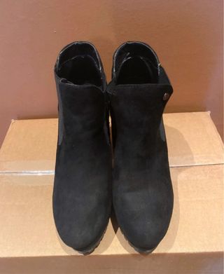 Botines nuevo ante negros