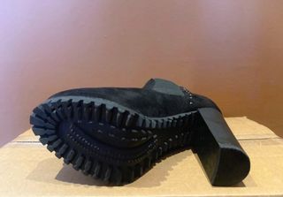 Botines nuevo ante negros