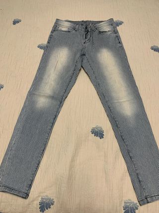 Pantalón vaquero rayas azul y blanco