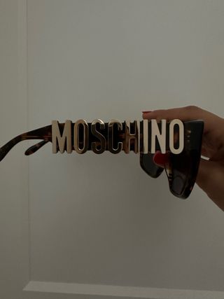 Occhiali da sole Moschino logati sfilata 2014