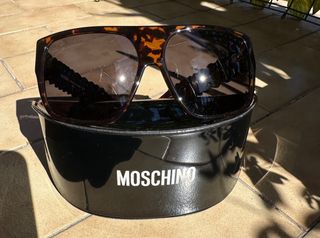 Occhiali da sole Moschino logati sfilata 2014