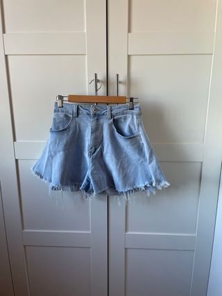 Pantalón corto vaquero ancho deshilachado
