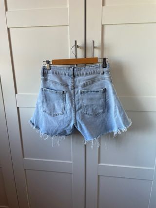 Pantalón corto vaquero ancho deshilachado