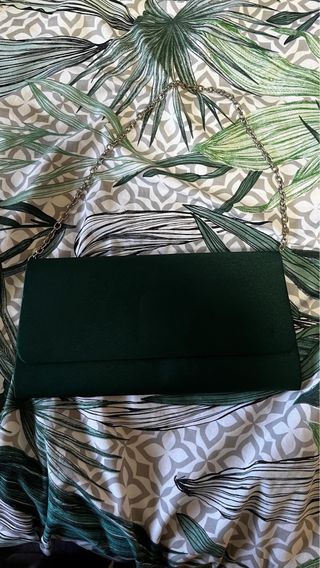 Bolso de mano verde con cadena