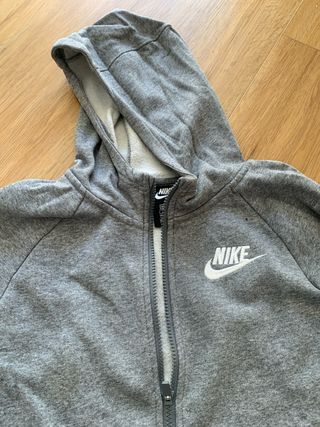 Chaqueta Nike Gris Chico