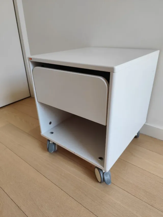 Mesita de noche blanca con ruedas