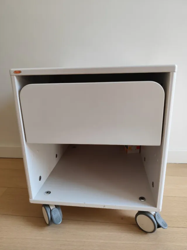 Mesita de noche blanca con ruedas