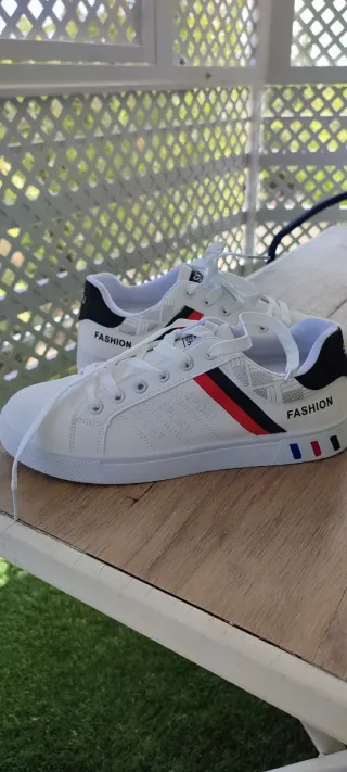 Zapatillas deportivas blancas y multicolor