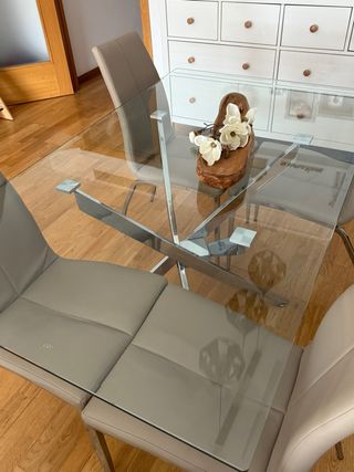 Mesa Comedor Cristal y 4 Sillas Polipiel
