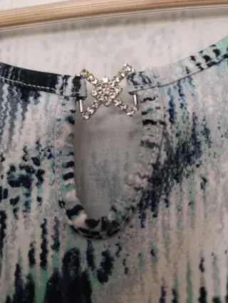 Camiseta de vestir con pedrería