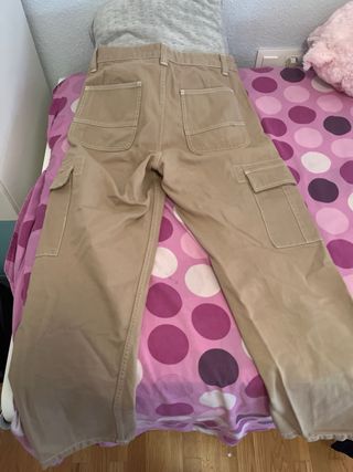 Pantalones cargo beige Bershka