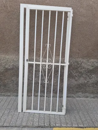 Reja blanca de puertas 72x206