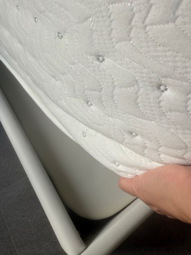 Cama 150 con colchón y somier muy nuevo y cómodo