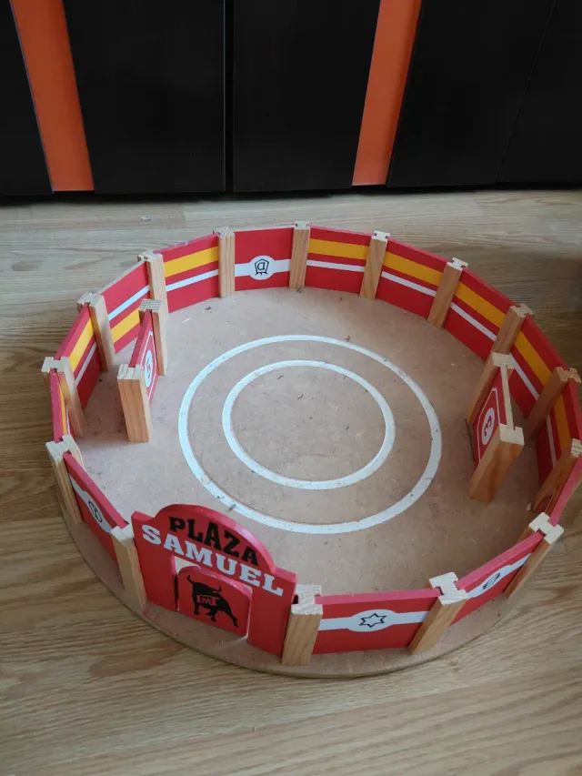 Plaza de toros de madera con toriles y camión