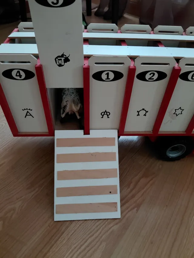 Plaza de toros de madera con toriles y camión