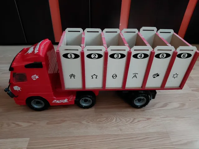 Plaza de toros de madera con toriles y camión