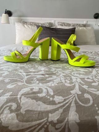 Sandalias tacón alto amarillo talla 41