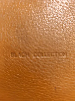 Bolso de piel marrón avellana.