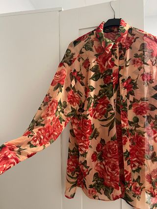 Blusa floral rosa y roja