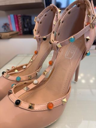 Zapatos stiletto nude con pedrería