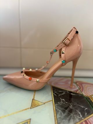Zapatos stiletto nude con pedrería