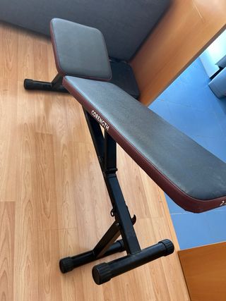 Banco de pesas reclinable Corength y kit de pesas.