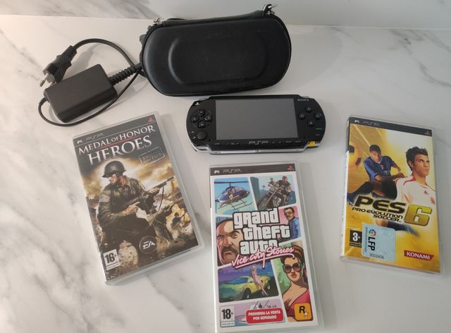 Lote PSP Sony Negra con 3 Juegos y Estuche
