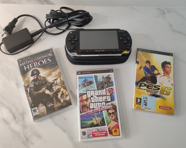 Lote PSP Sony Negra con 3 Juegos y Estuche