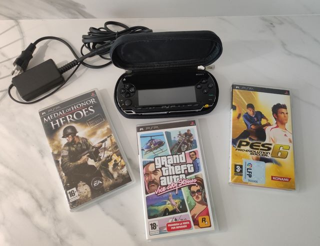 Lote PSP Sony Negra con 3 Juegos y Estuche