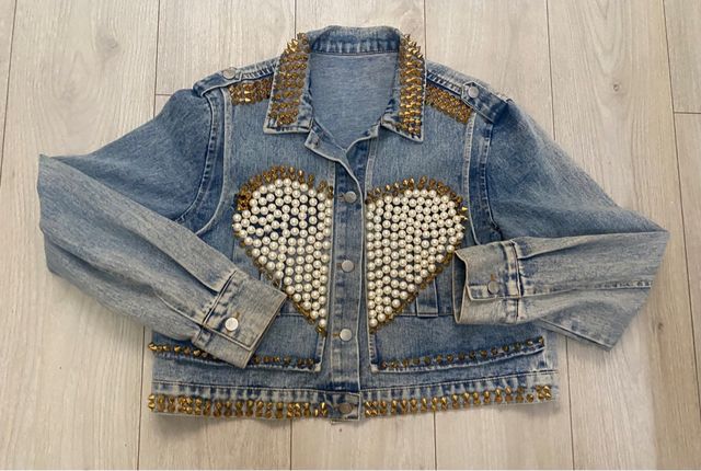 Cazadora vaquera con perlas y tachuelas