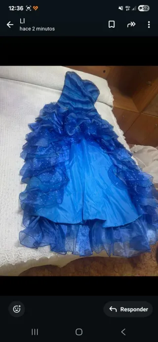 Vestido azul con volantes