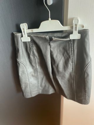 Minifalda polipiel Stradivarius Talla 32