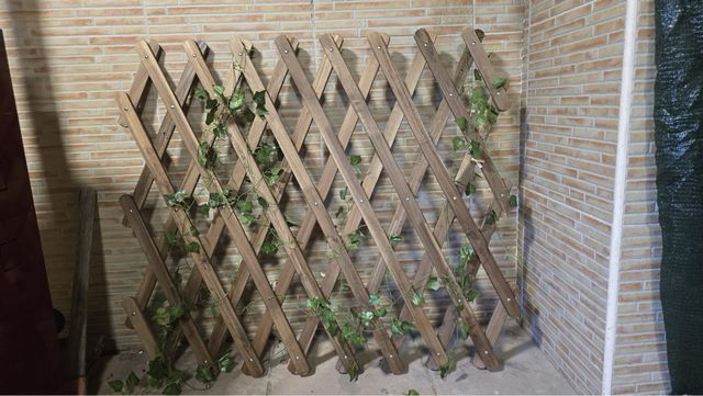Celosía de madera extensible con plantas como nuev