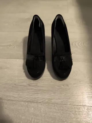 Zapatos de tacón negros con flecos