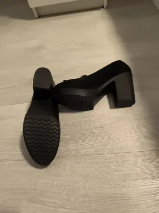Zapatos de tacón negros con flecos