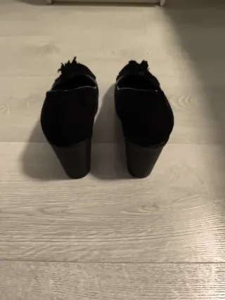 Zapatos de tacón negros con flecos