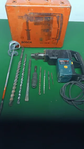 Martillo percutor Bosch con accesorios