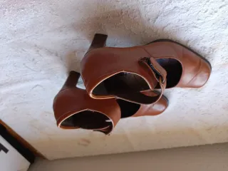 Scarpe da donna in pelle
Suola in gomma