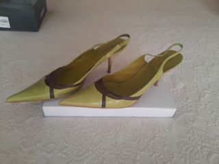 Zapatos de tacón verdes y marrones