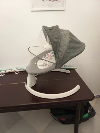 Mecedora bebé gris con mosquitera
