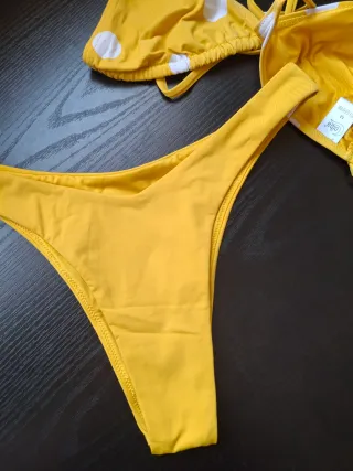 Bikini de lunares amarillo y blanco