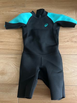 Traje de neopreno corto infantil , usado una vez. 