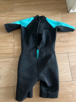 Traje de neopreno corto infantil , usado una vez. 