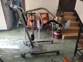 Grua levanta personas