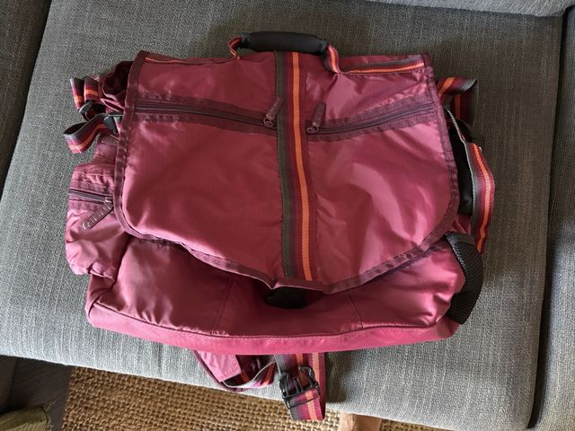 Preciosa bolsa para portátil en color burdeos.