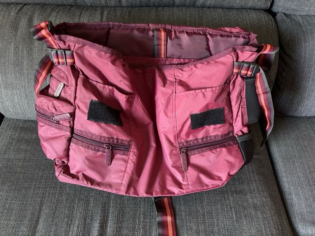 Preciosa bolsa para portátil en color burdeos.