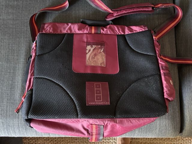 Preciosa bolsa para portátil en color burdeos.