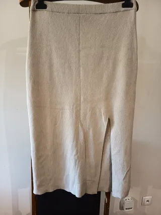 Saia malha bege com racha